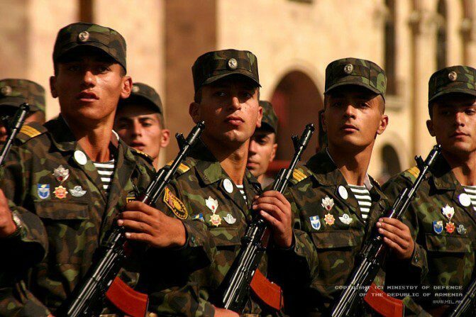 Հայոց Բանակ. 19 տարի անց հասարակությունը քննարկում է զինվորի եւ բանակի խնդիրները