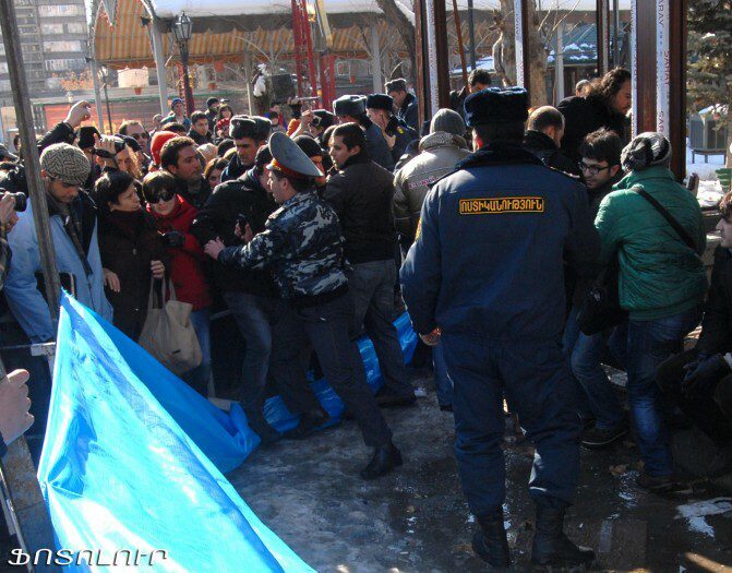 Մաշտոցի այգի. ակտիվիստները գրավել են կրպակների տարածքը եւ պատրաստվում են մամլո ասուլիսի