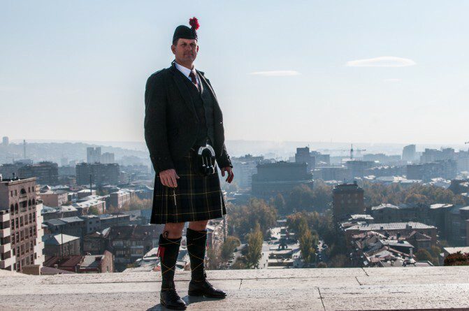 «Կուզեի բարձրանալ Արարատ լեռը`պարկապզուկով շոտլանդական երգ նվագել».ազգային կիլտով հպարտ զբոսնող շոտլանդացին` Երեւանի փողոցներում