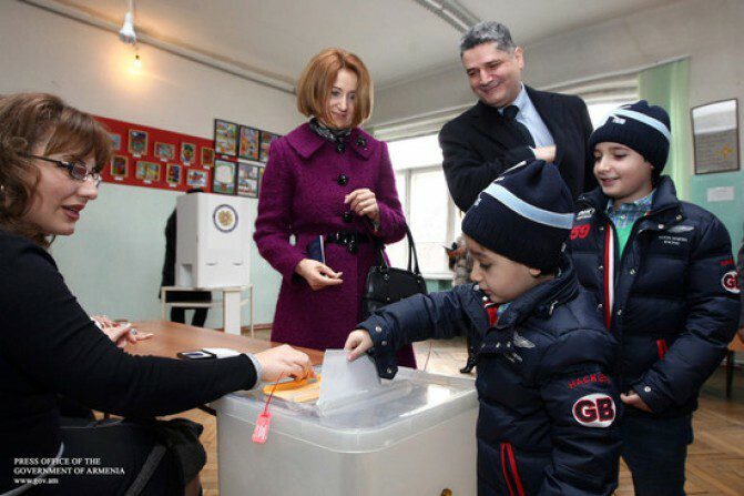 Վարչապետ Տիգրան Սարգսյանը քվեարկել է մայրաքաղաքի թիվ 10/21 ընտրատեղամասում