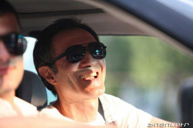 Վարդան Պետրոսյանն իր ավտոմեքենայով տեղափոխում է քաղաքացիներին