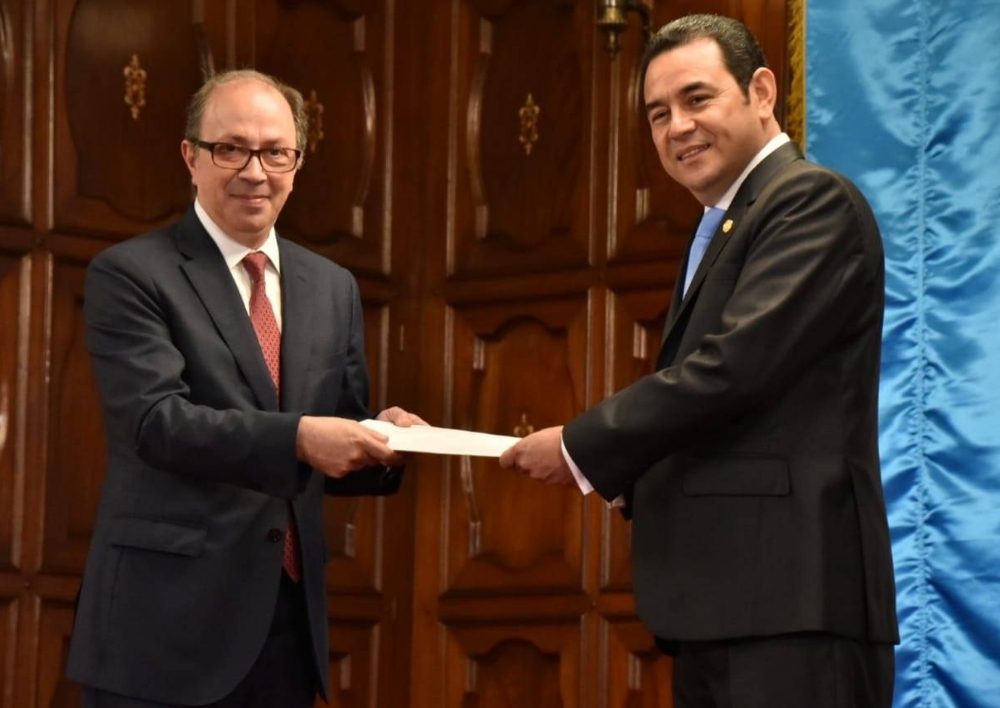 Դեսպան Այվազյանն իր հավատարմագրերը հանձնեց Գվատեմալայի Հանրապետության նախագահին