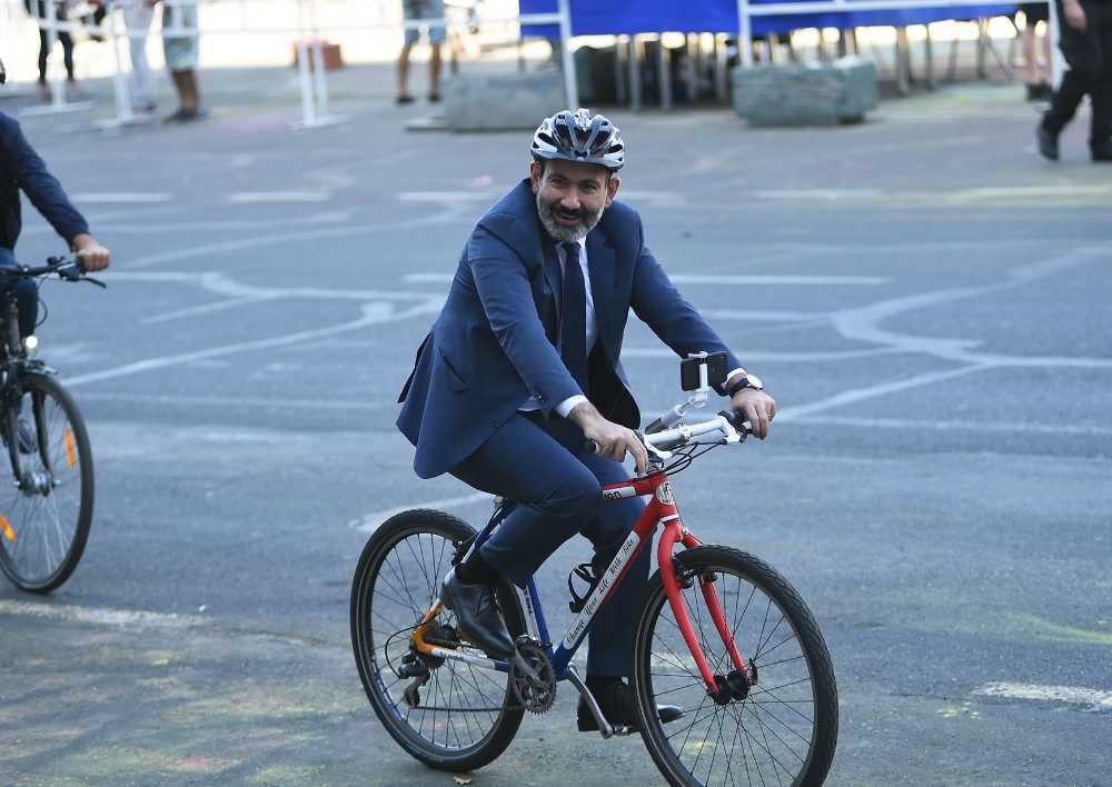 «Շատ հարմար տրանսպորտ է». վարչապետը աշխատանքի է գնացել հեծանիվով (Տեսանյութ)