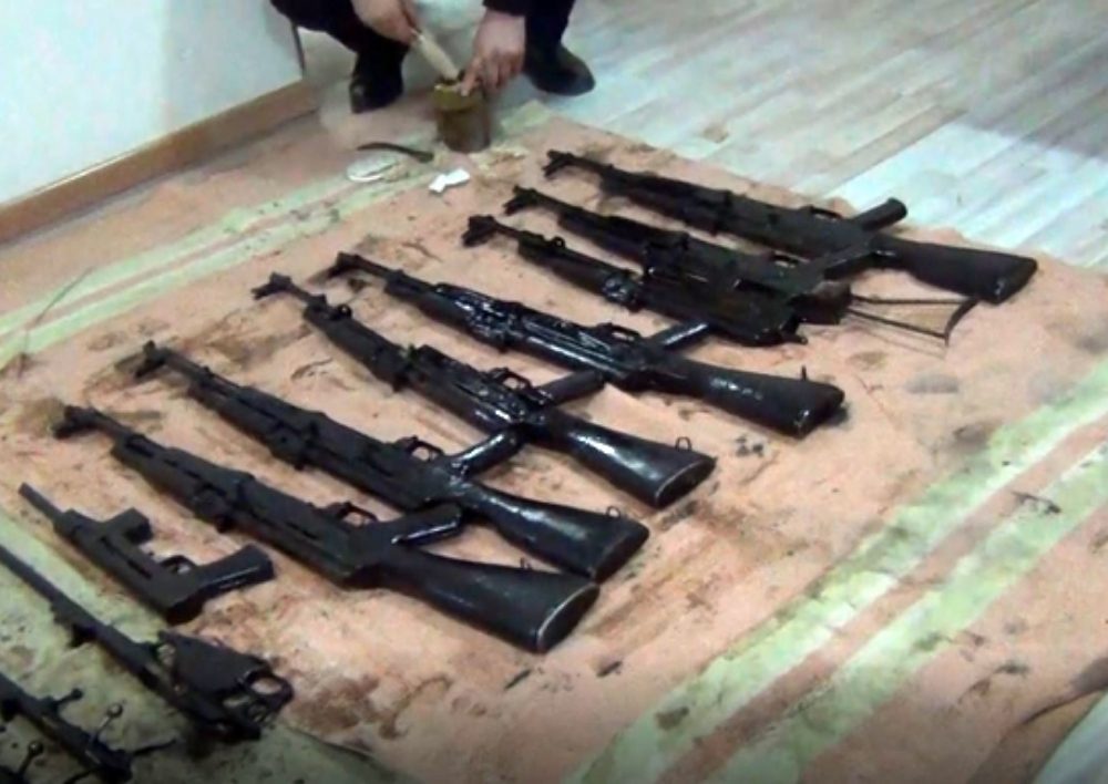 Մեծ քանակությամբ ապօրինի պահվող զենք-զինամթերք է հանձնվել ոստիկանության Քանաքեռ-Զեյթունի բաժին․ Լուսանկարներ
