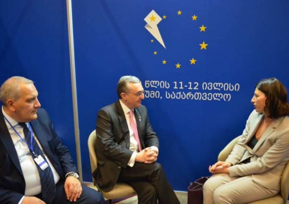 ԱԳ նախարար Մնացականյանը հանդիպեց Վրաստանի խորհրդարանի Արտաքին հարաբերությունների հանձնաժողովի նախագահ Սոֆիո Կացարավային