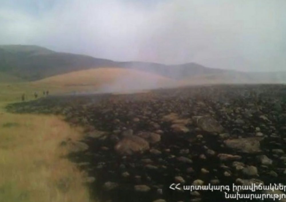 Արայի լեռան ստորոտում հրդեհը դեռ չի մարվել. այրվում է մոտ 1800 հա խոտածածկույթ
