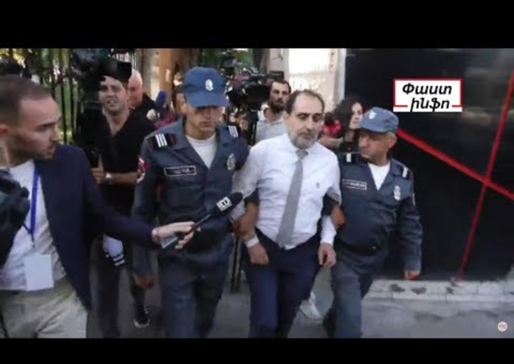 Ոստիկանները դատարանի մոտից բերման են ենթարկել քաղաքացիների և  Արամ Հարությունյանին. Տեսանյութ