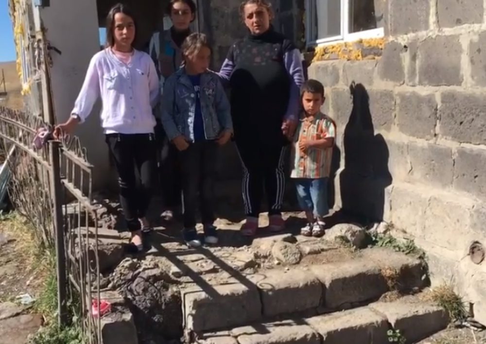 Մայրն իր 4 մանկահասակ երեխաների հետ ծանր պայմաններում է բնակվում. Տեսանյութ