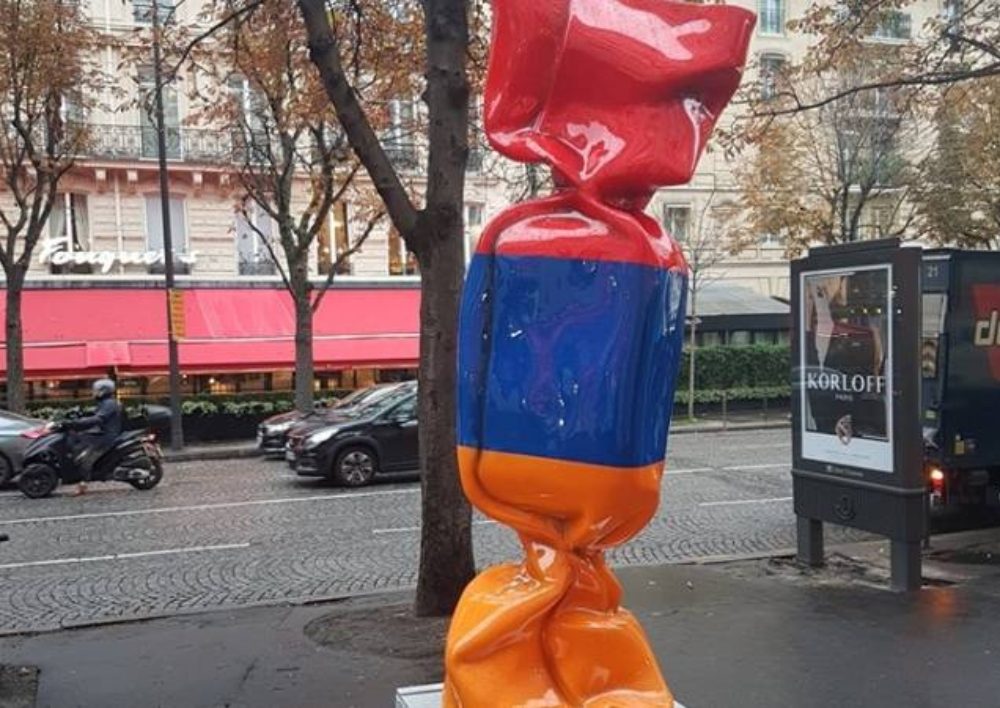 Հայաստանի դրոշի գույներով կոնֆետի քանդակը զարդարում է Փարիզի հայտնի պողոտան