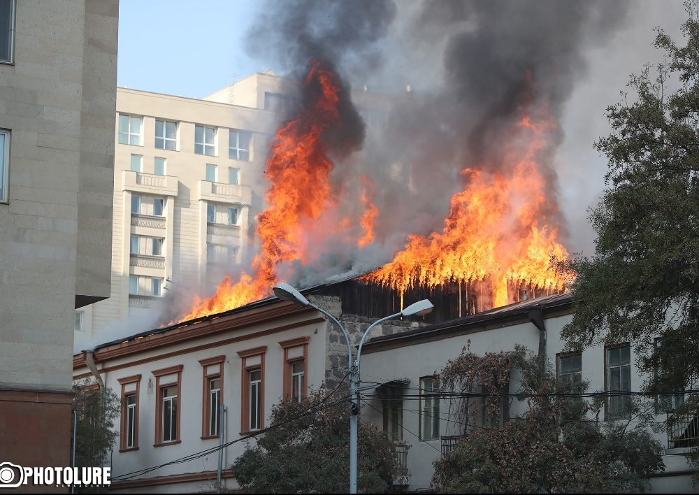 Աբովյան և Պուշկինի փողոցների խաչմերուկում գտնվող երկհարկանի շինության տանիքում այրվում են փայտյա կառուցատարրերը