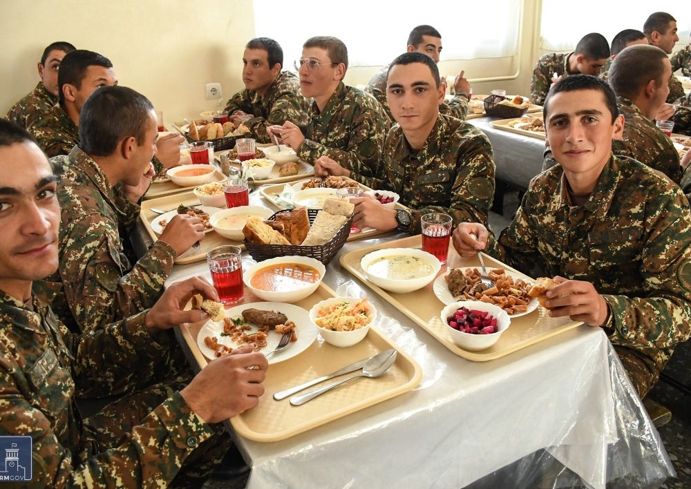 Զինվորների սննդի կազմակերպման նոր համակարգն արդեն գործում է Զինված ուժերի 27 զորամասում